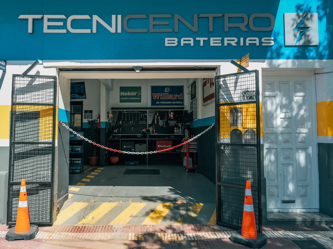 Frente del local de Tecnicentro Baterías en Colón 4768